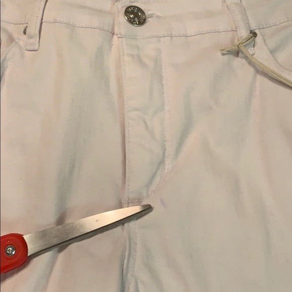 ⭐️🆕White Floral Embroidered Denim SHORTS🌸 - Picture 9 of 9